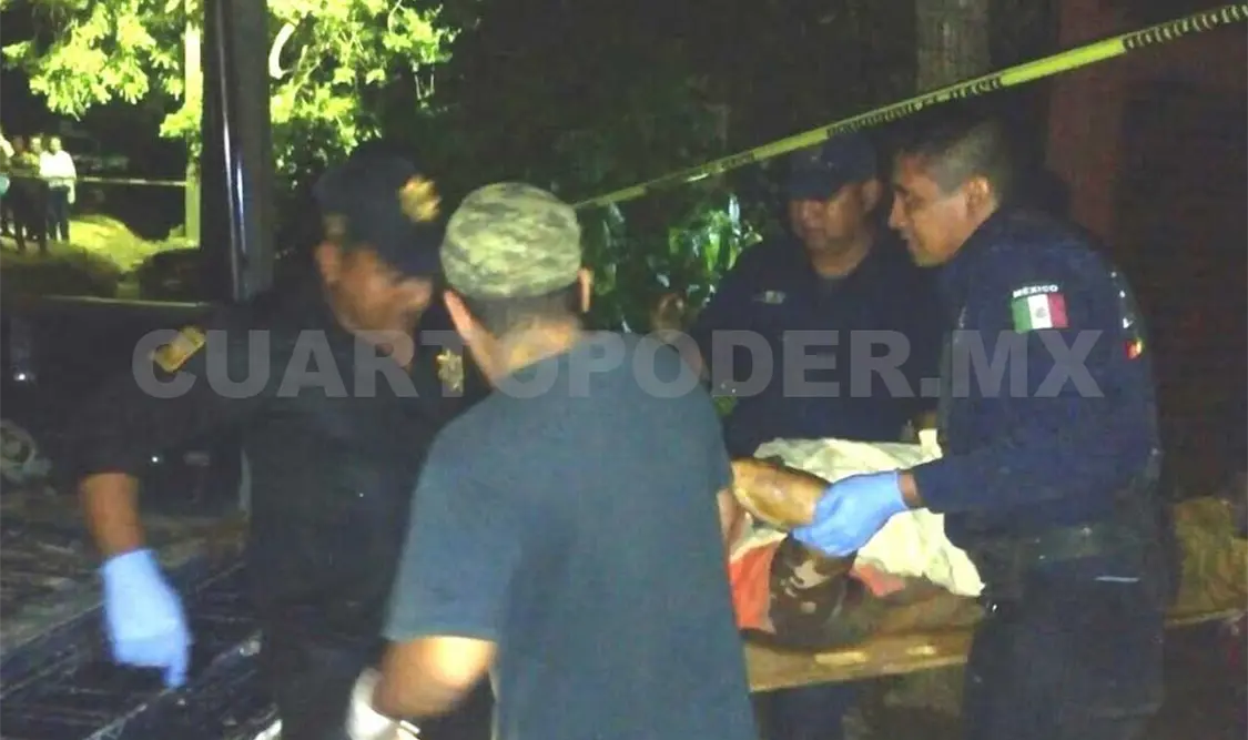 La víctima fue llevada a la calle donde fue valorada y se confirmó de su deceso. Dalia Villatoro / CP