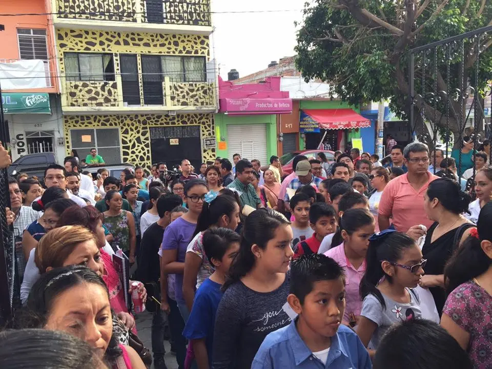 En la Secundaria del Estado los jóvenes realizando filas para poder presentar el examen * Carlos Burguete