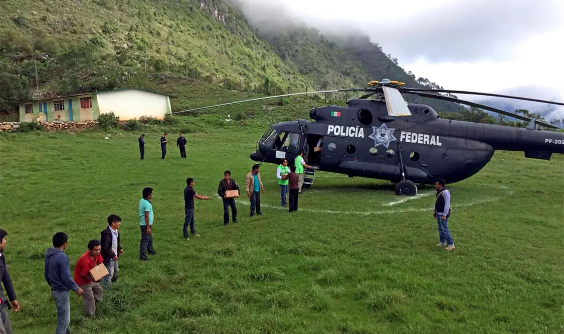Llevan ayuda vía aérea a damnificados en Oaxaca