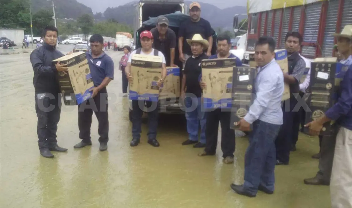 Entregan insumos agrícolas a floricultores