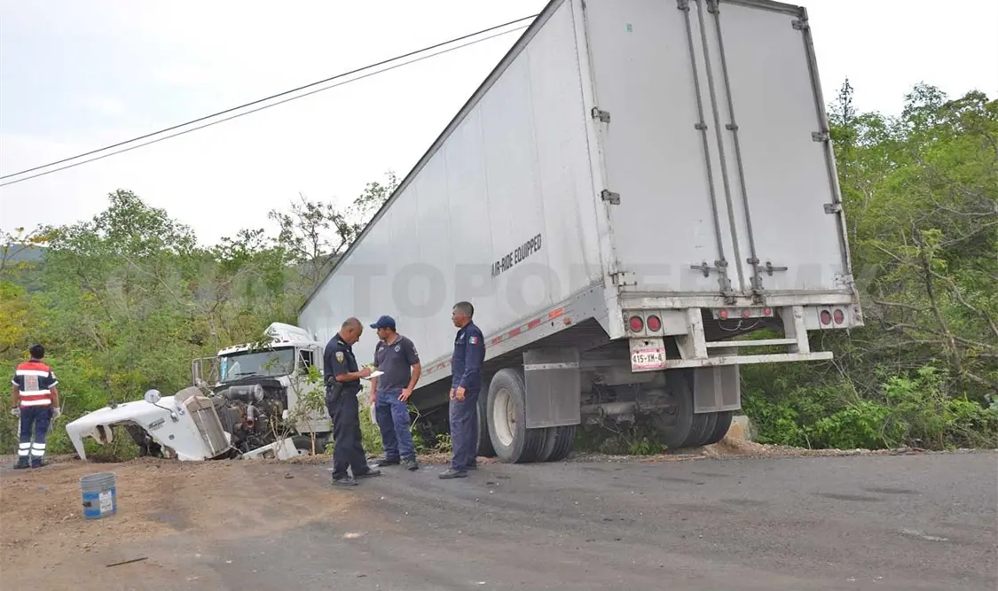 Chofer se salva de caer a un barranco