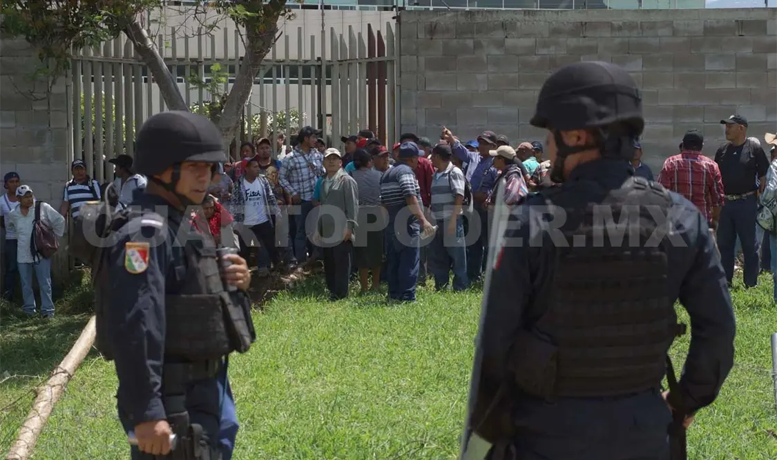 Se enfrentan burócratas contra manifestantes