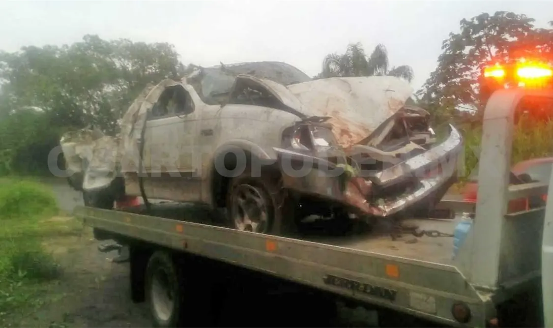 Huyeron sin pagar la gasolina y volcaron