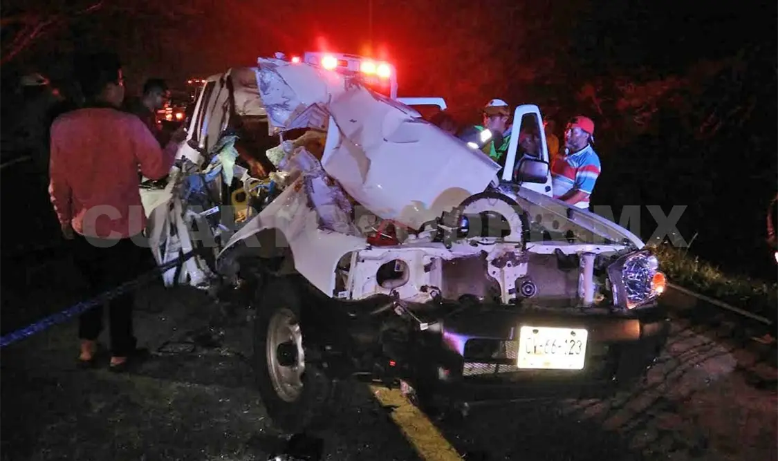 Se estrella camioneta en coloso