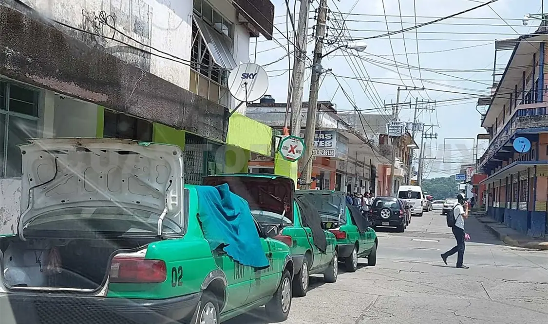 Taxistas foráneos ralentizan tráfico