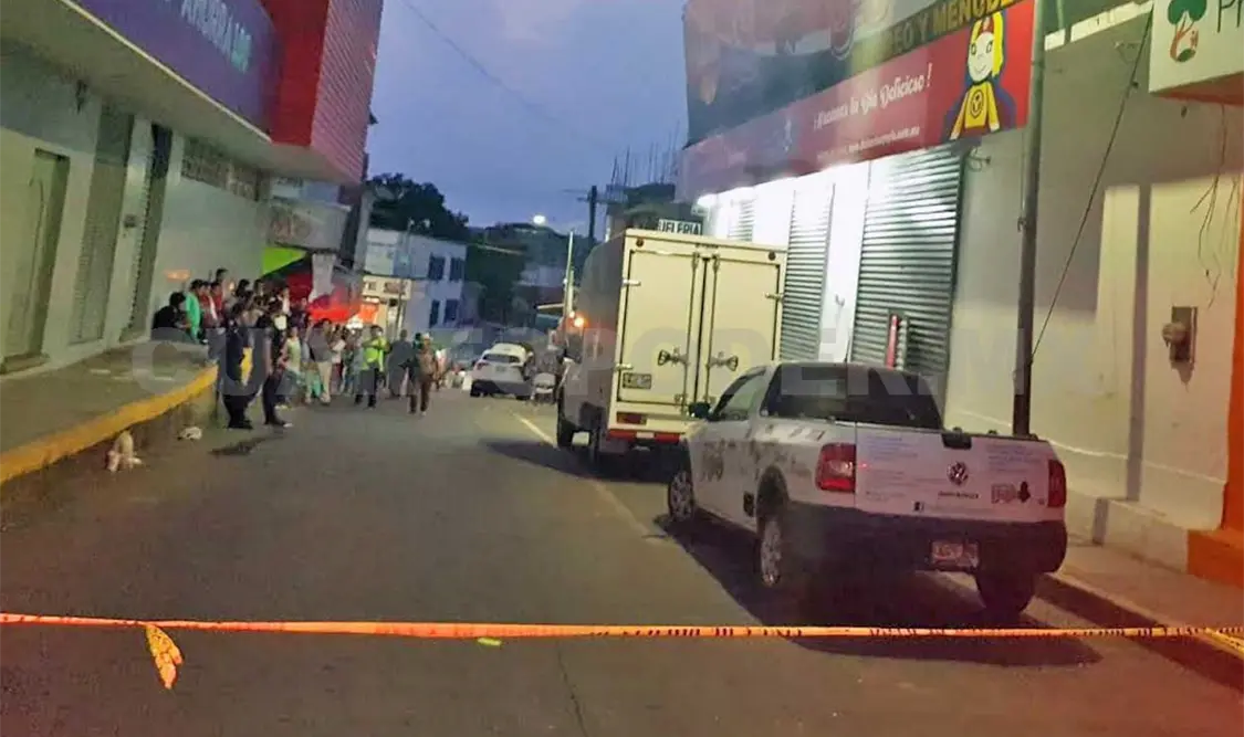 Balacera entre asaltantes y policías; tres heridos