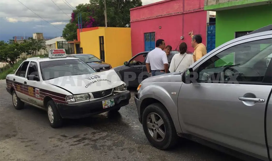Accidente frontal entre un taxi y camioneta