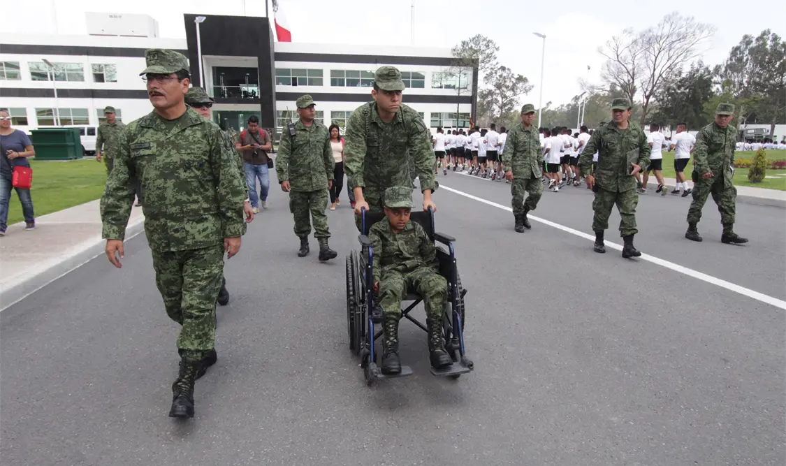Militares cumplen deseo de niño al ser Soldado por un día en Puebla