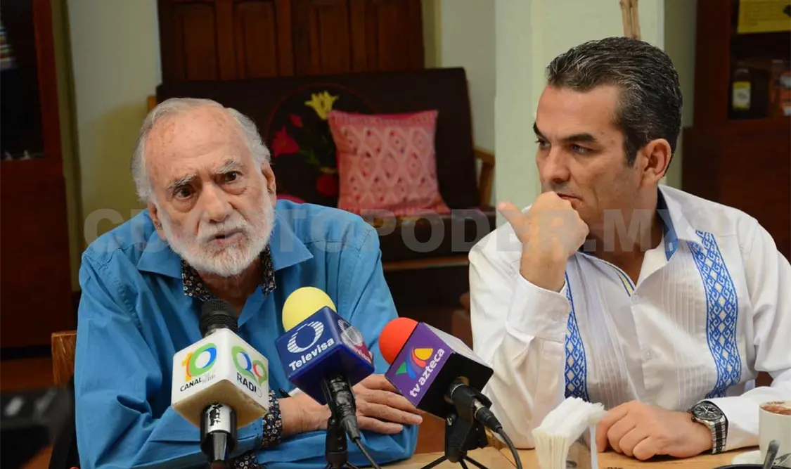 El poeta Óscar Oliva, en rueda de prensa. Darwin Mendoza