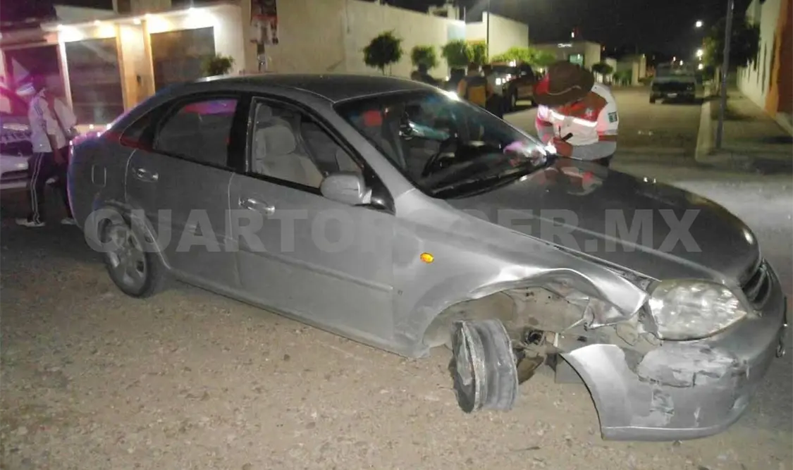 Profesor ebrio destroza cinco vehículos