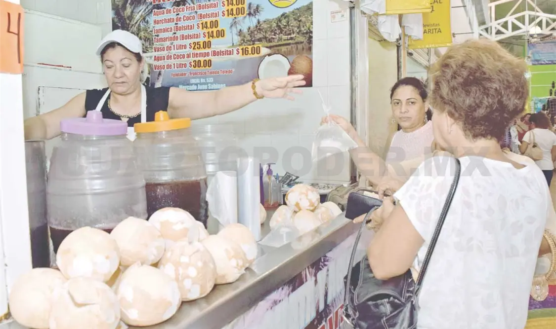 Agua de coco, una bebida muy tuxtleca