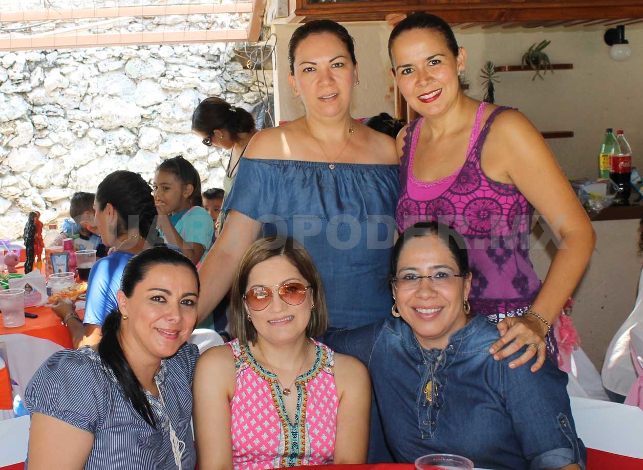 Ocho velitas para María José