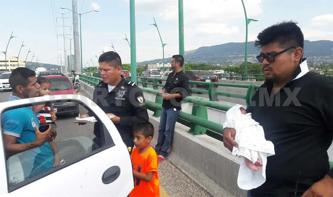 Madre e hijo resultan lesionados en accidente