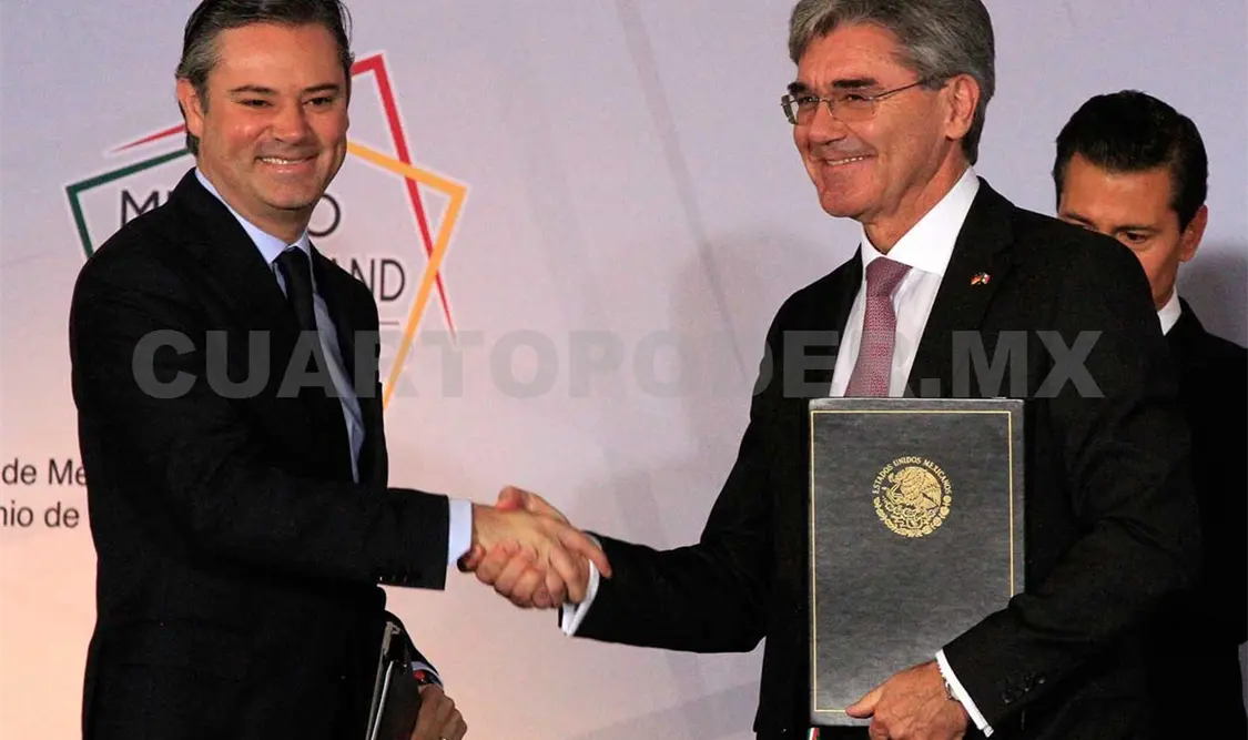 Nuño Mayer y Joe Kaeser, firmaron el convenio. NTX