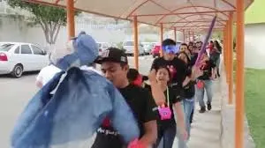 Los jóvenes para la “Quema de Libros” acostumbran de forma simbólica soltar globos como una esperanza solicitada con clamor