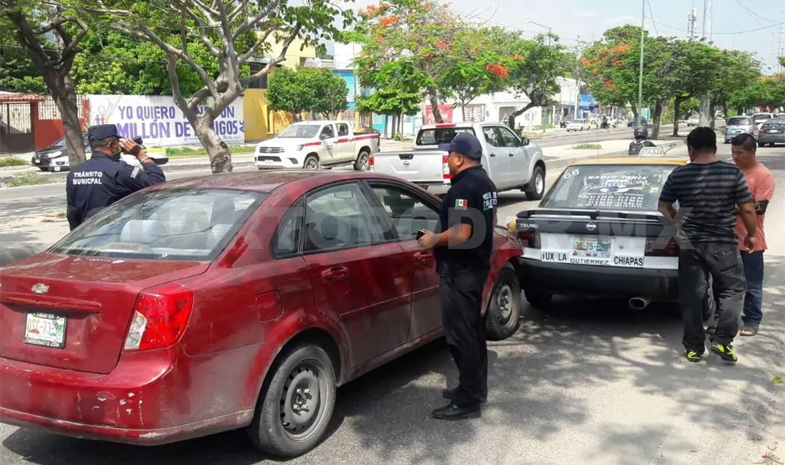 Con daños materiales por miles de pesos se saldó el accidente vial donde por fortuna no hubo víctimas que lamentar.