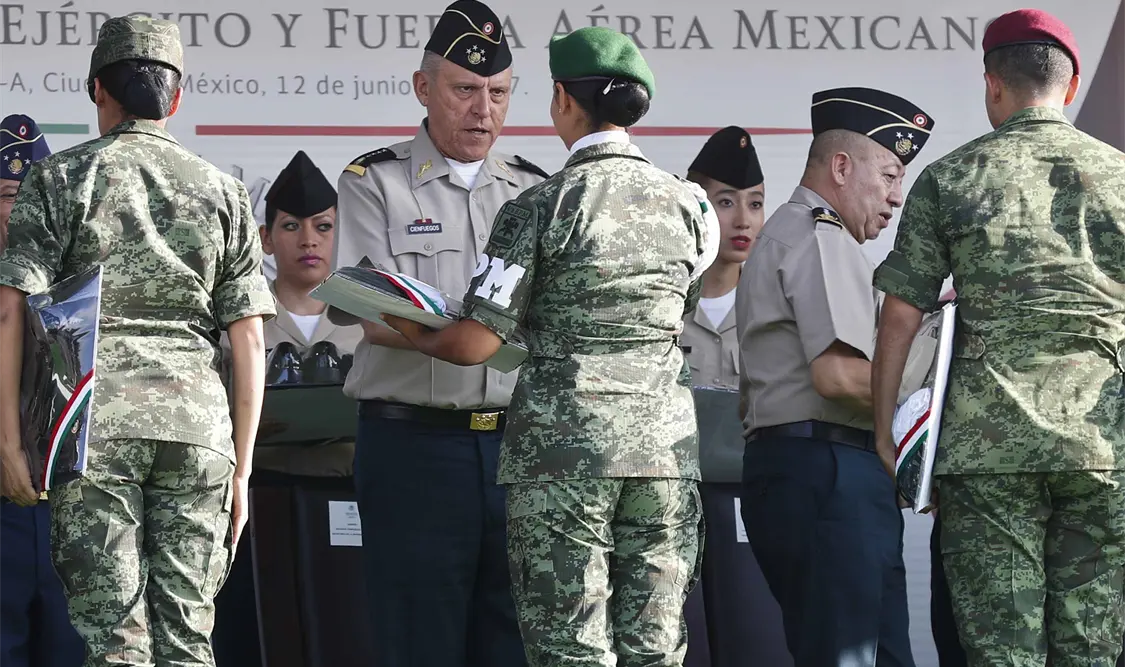 General Cienfuegos Zepeda entrega uniformes administrativos a tropa