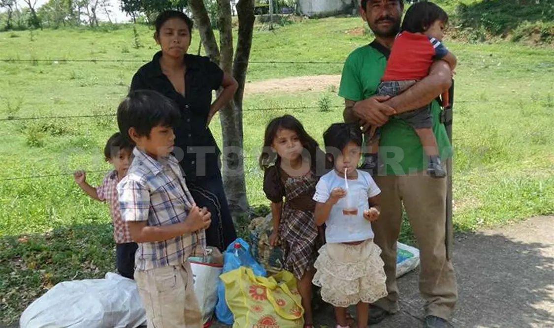 Familia abandonada a mitad de camino