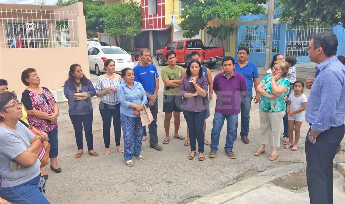 Secretario se reúne con vecinos