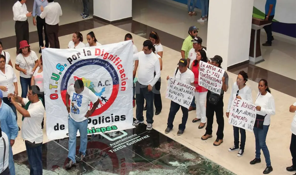 Marchan policías en agradecimiento a la dignificación laboral