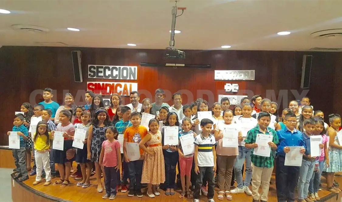 Entregan becas de estudios a hijos de sindicalizados