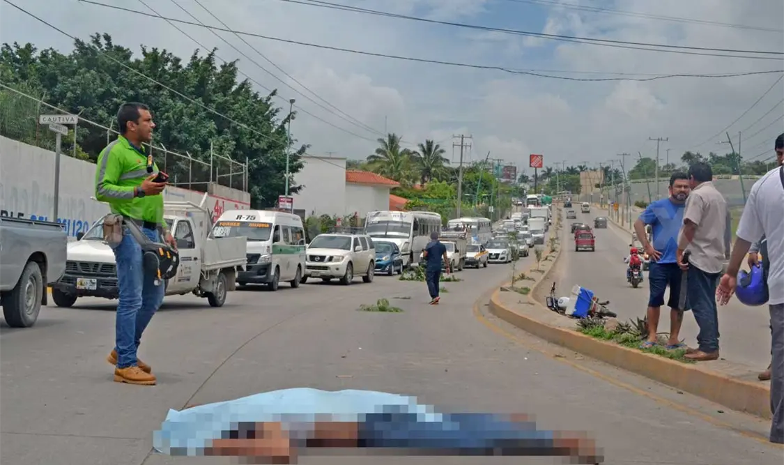 Muere tortillero tras derrapar su motocicleta