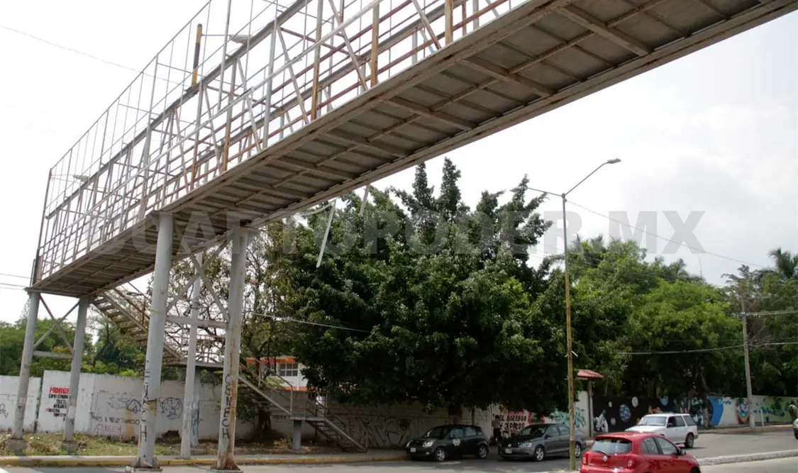 Puentes peatonales, en desuso