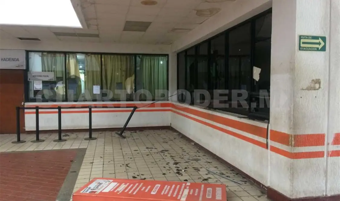 Universitarios vandalizan Unidad Administrativa