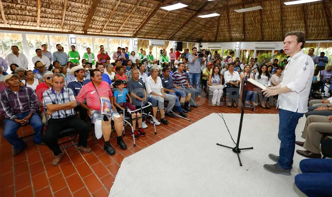 Entrega MVC ayuda a personas con discapacidad