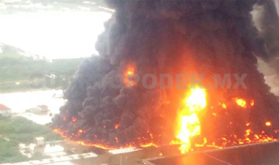 Incendio en refinería de Pemex provoca caos