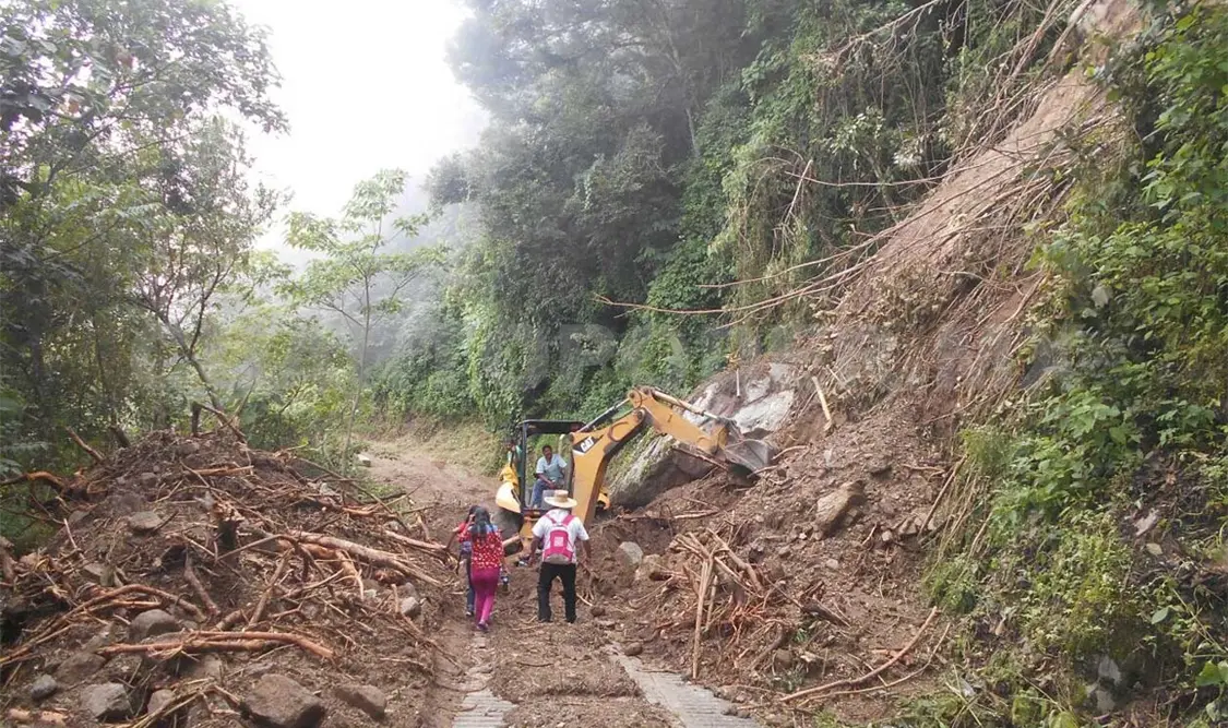 Deslaves y afectaciones en caminos por lluvias