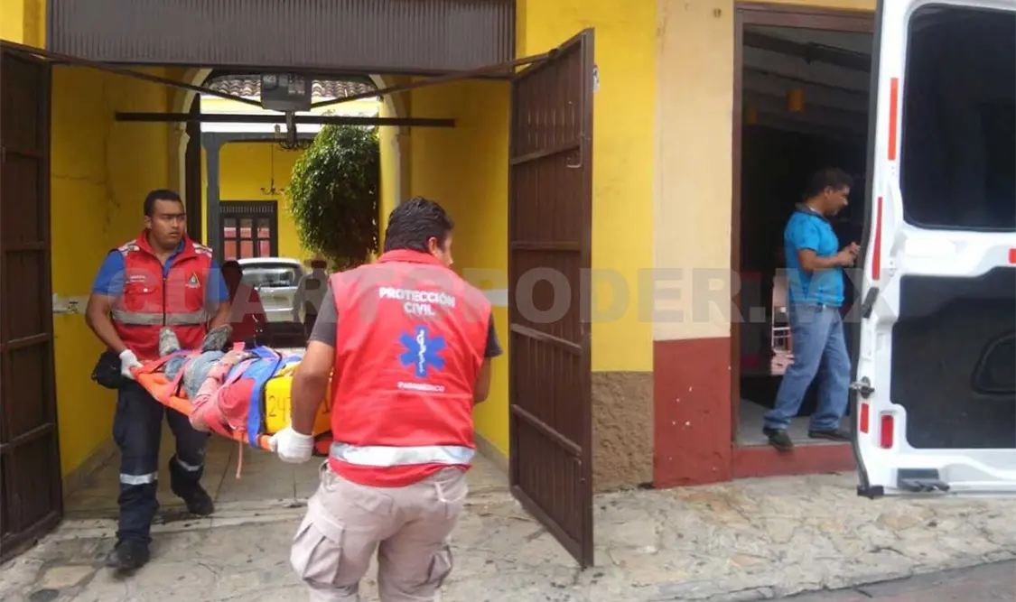 Obrero cayó del tejado y terminó en un hospital