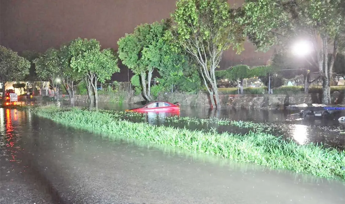 Intensas lluvias dejan atrapada a dama