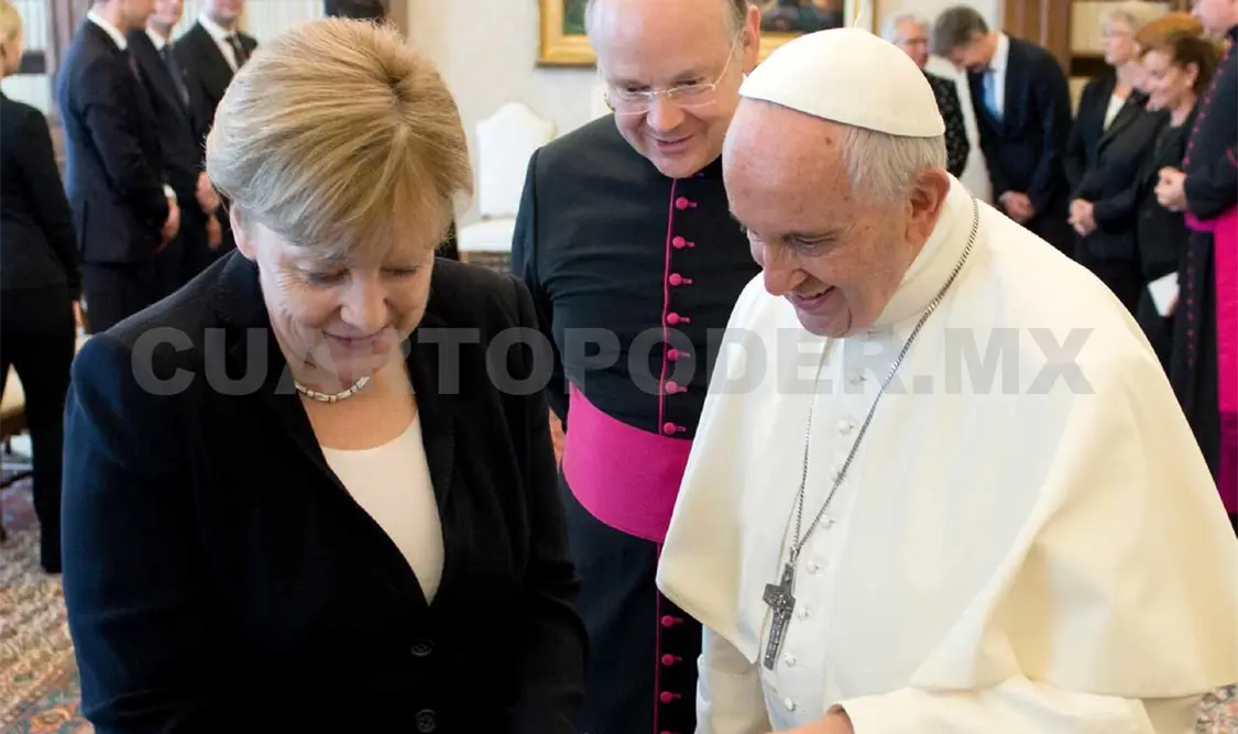El papa entregó un medallón que simboliza la paz. AP