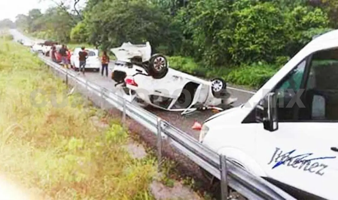 Uno de los automóviles tipo sedán volcó tras el fuerte impacto lateral con un lujoso vehículo. Noel Vázquez / CP