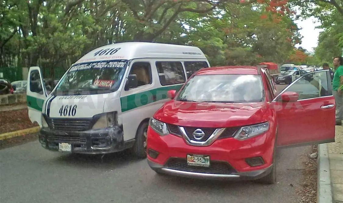 Colectivo choca a camioneta