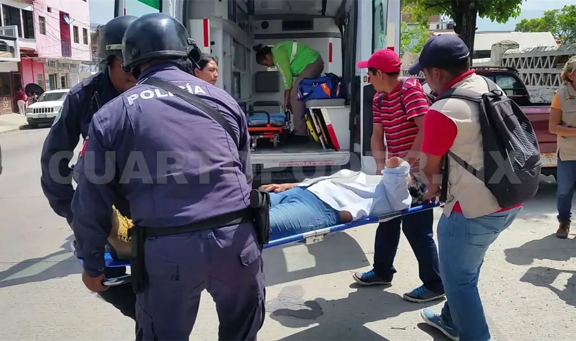 Cae a tumba abierta y sale viva