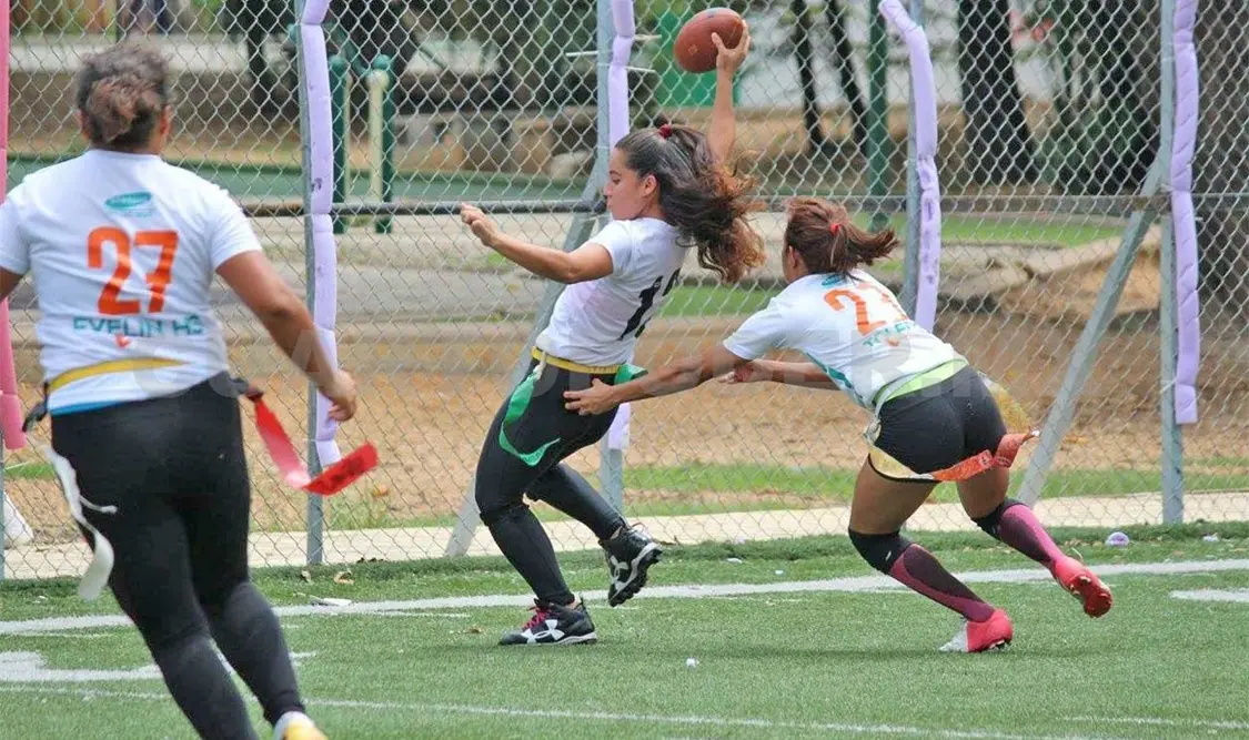 Cobras muerde a Dolphins en fecha diez