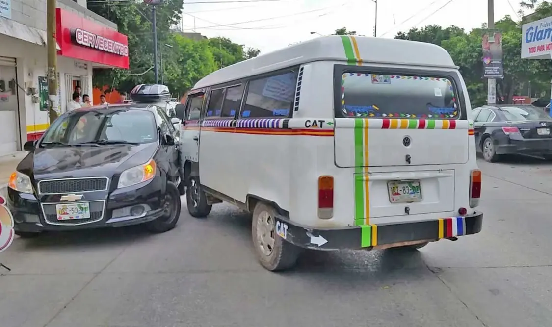 Auto sin conductor y sin freno golpea a coche