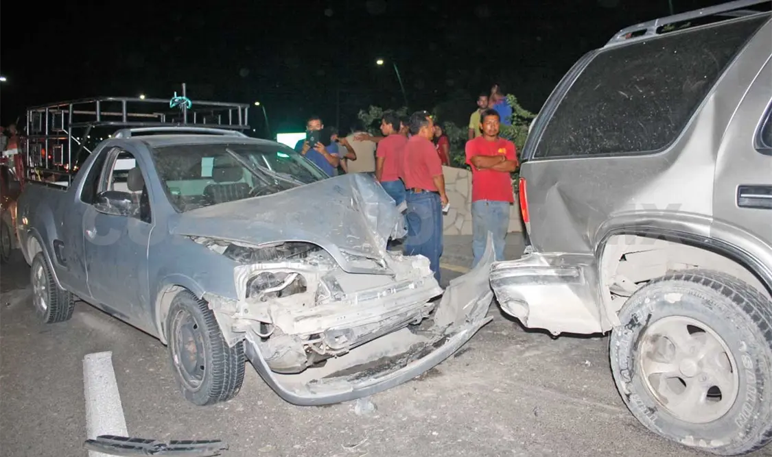 Choca con auto descompuesto