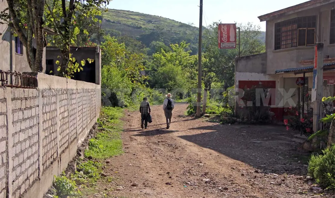 Amenazan a familias con quemar sus casas
