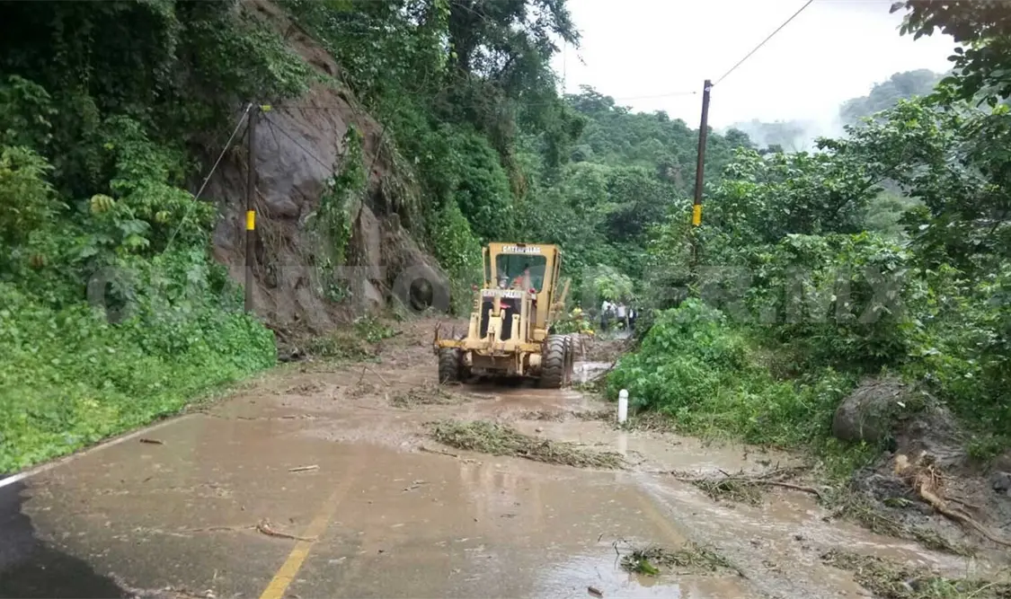 Liberan carretera afectada por deslaves