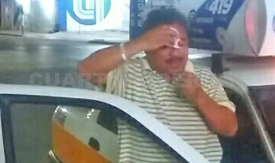 Sujeto enseña su miembro viril a niños