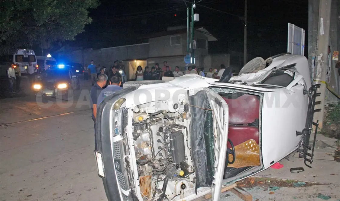 Cuatro lesionados en choque volcadura