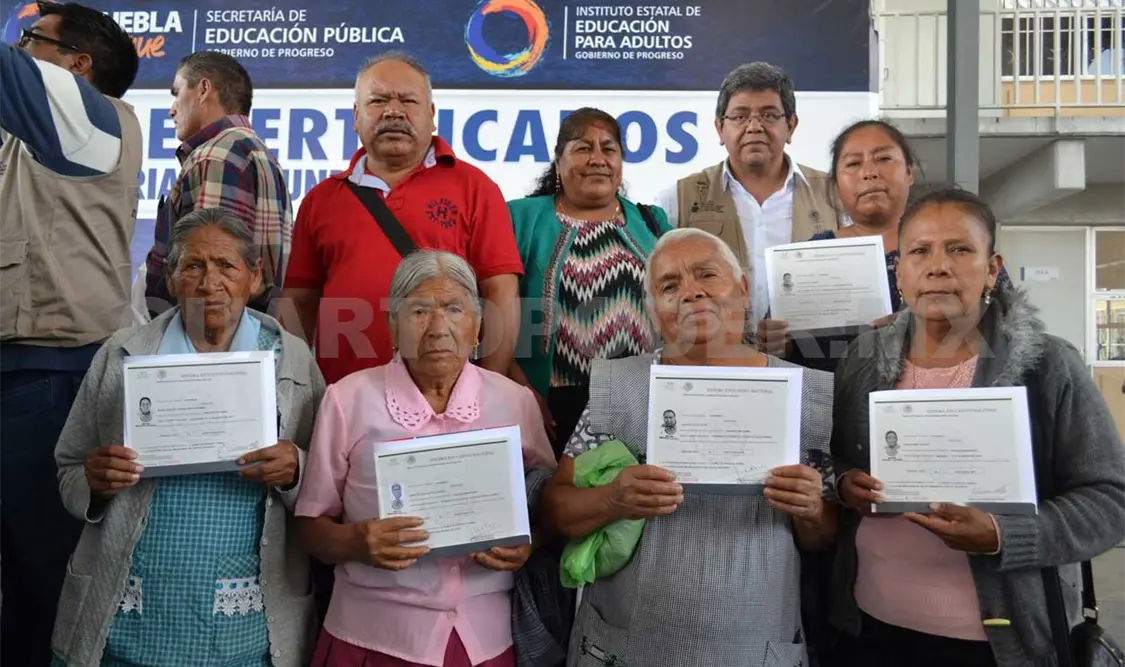 Entregan certificados de estudios a repatriados