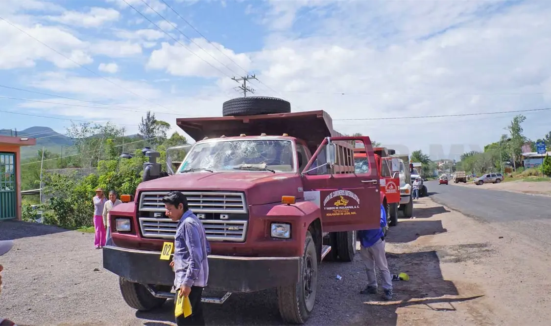Camioneros paralizan acciones de reconstrucción