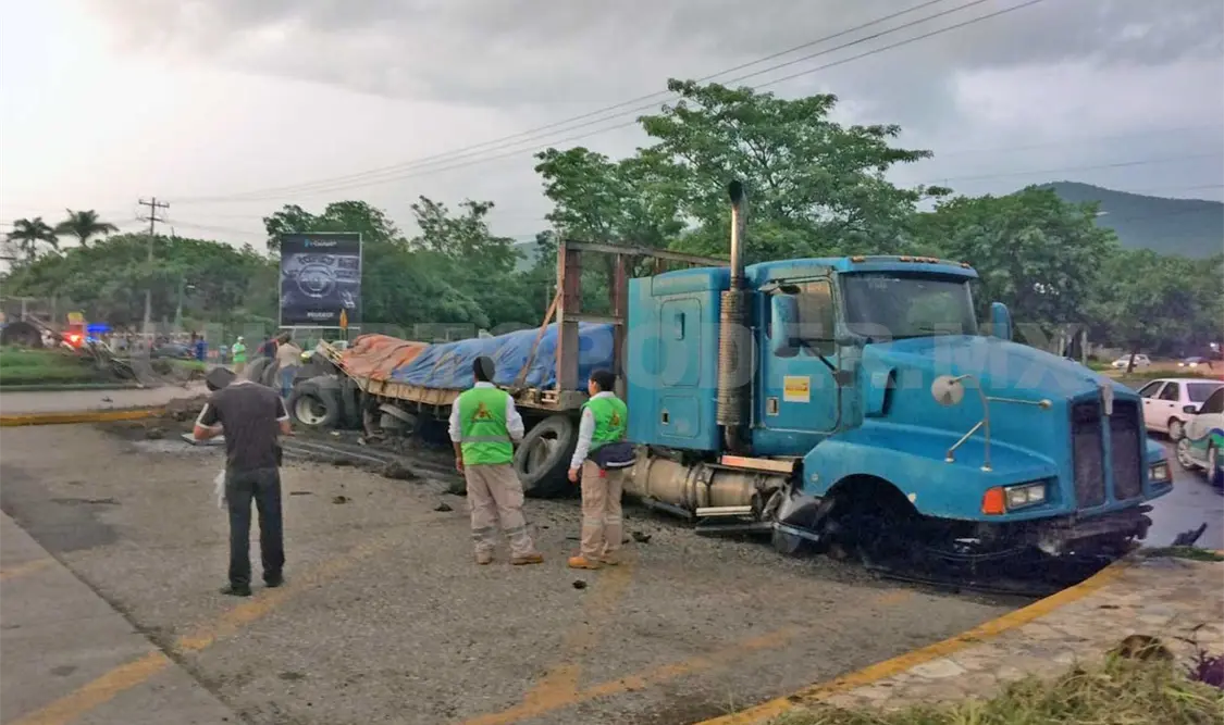 Trailero muere al quedar sin freno su unidad