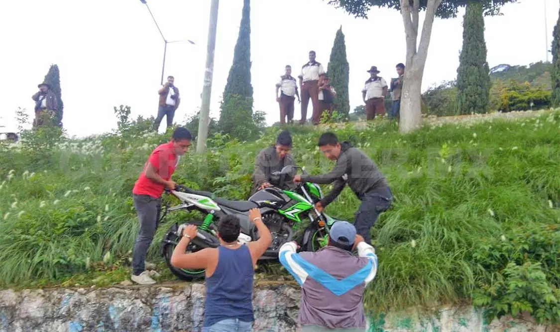 Motociclista terminó en un barranco