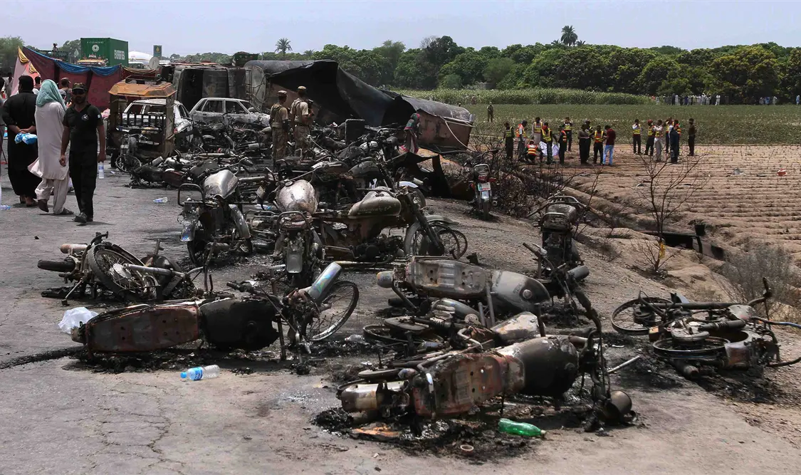 Explosión de camión cisterna en Pakistán deja 149 muertos y 117 heridos