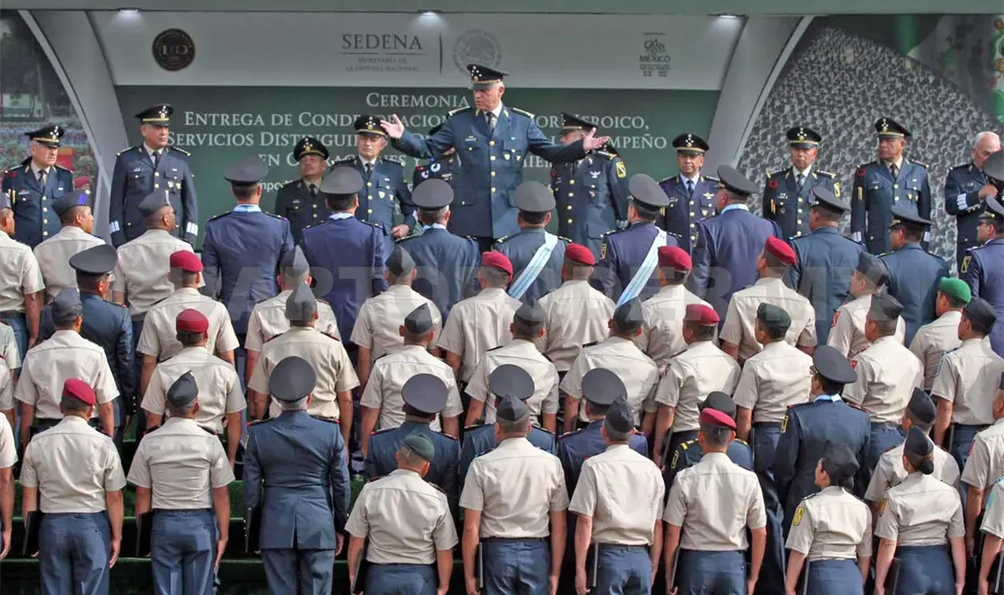 Durante la ceremonia, Cienfuegos Zepeda felicitó a los elementos del Ejército por servir al país con lealtad.